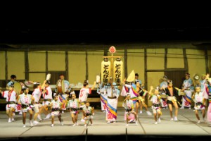 徳島より阿波踊り連の披露