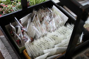 瓦小物をおかもちにスタンバイ