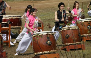 太鼓のパフォーマンスで盛り上がり